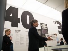 Museumsdirektor Hochleitner in der Ausstellung